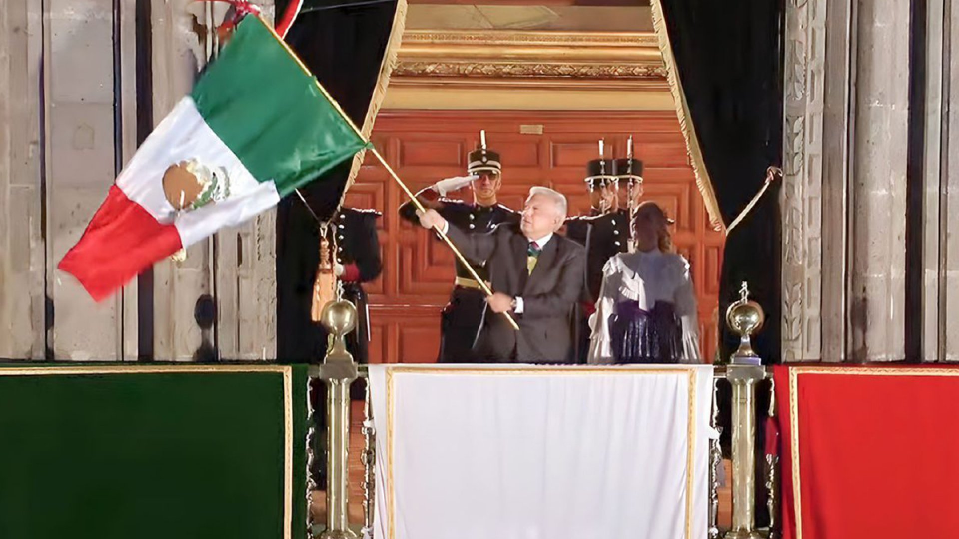 ‘¡Qué vivan nuestros hermanos migrantes! ¡Vivan los pueblos indígenas!’: AMLO al dar el Grito