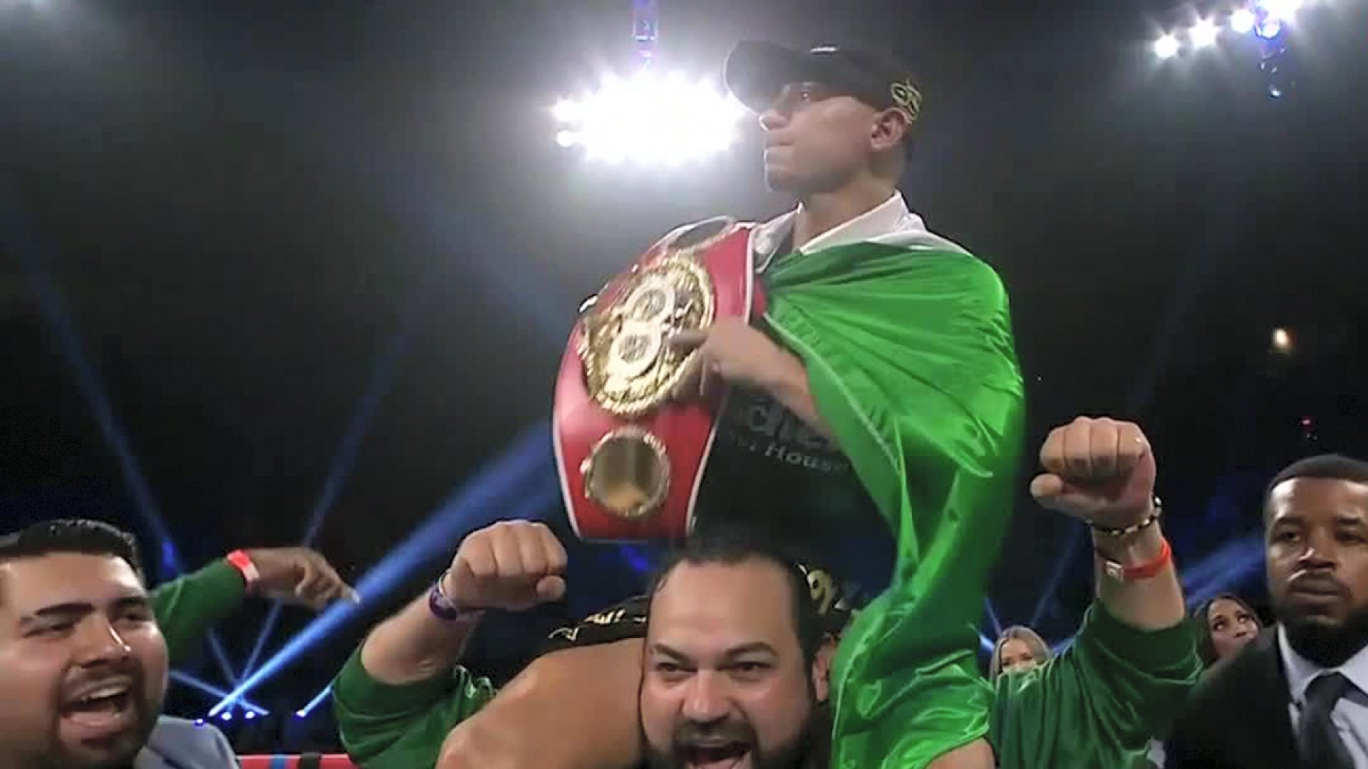 ¡Poniendo en alto a México! ‘Venado’ López retiene el Campeonato Pluma de la FIB tras vencer a Joet González