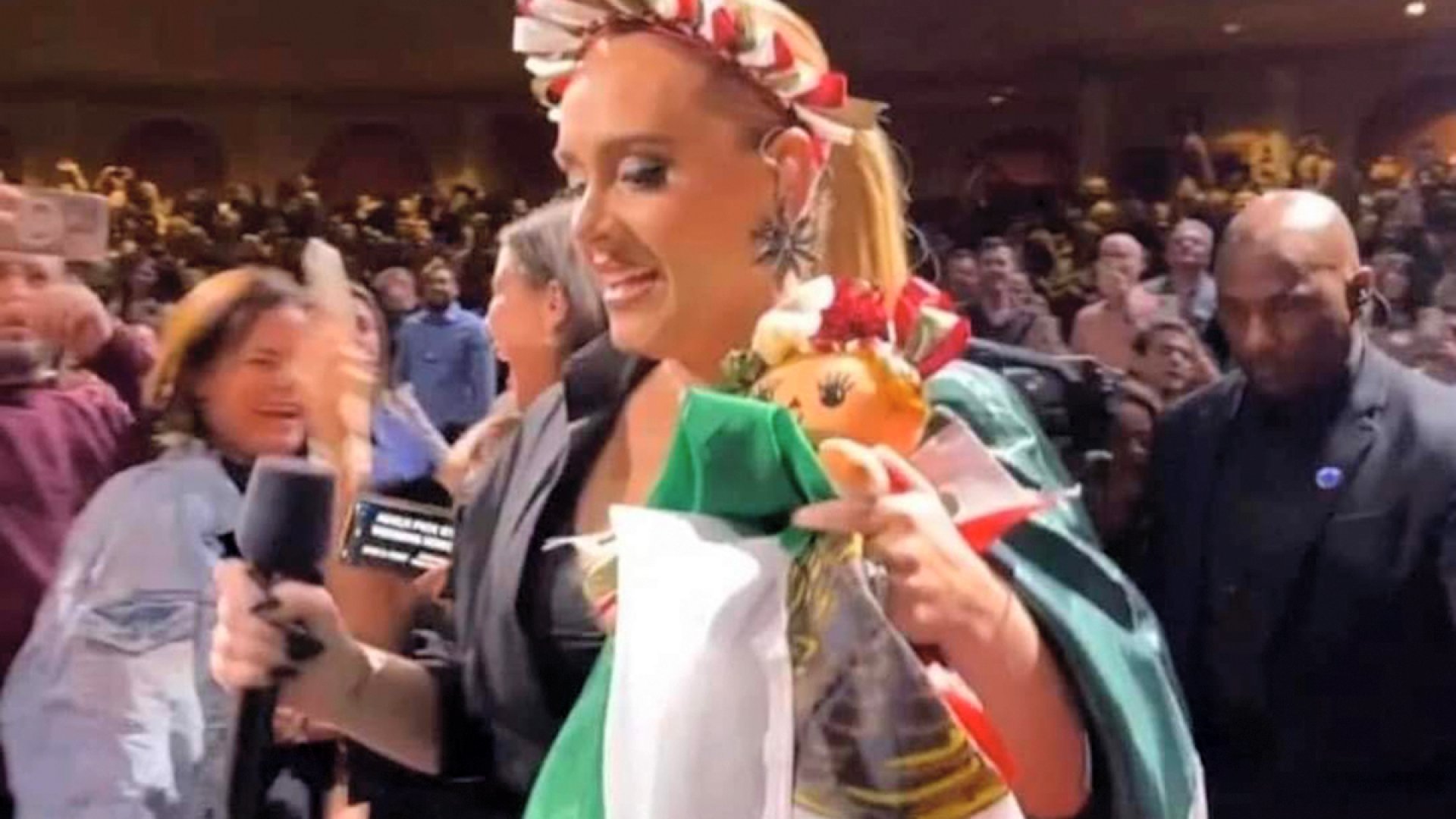 Adele celebra la Independencia de México en Las Vegas vestida como muñeca artesanal