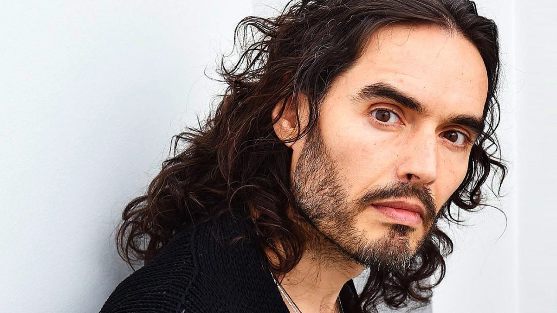 Acusan cuatro mujeres de violación a Russell Brand
