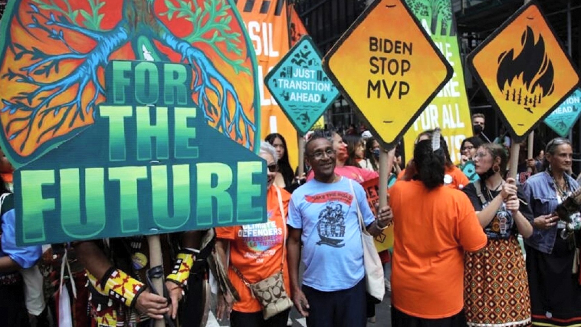 Miles de personas piden en Nueva York acabar con los combustibles fósiles