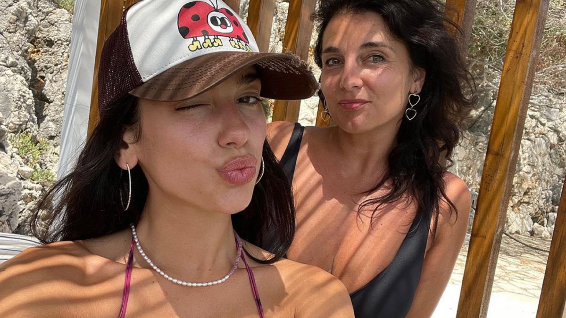 Prepárate para ver cómo luce la mamá de Dua Lipa en bikini