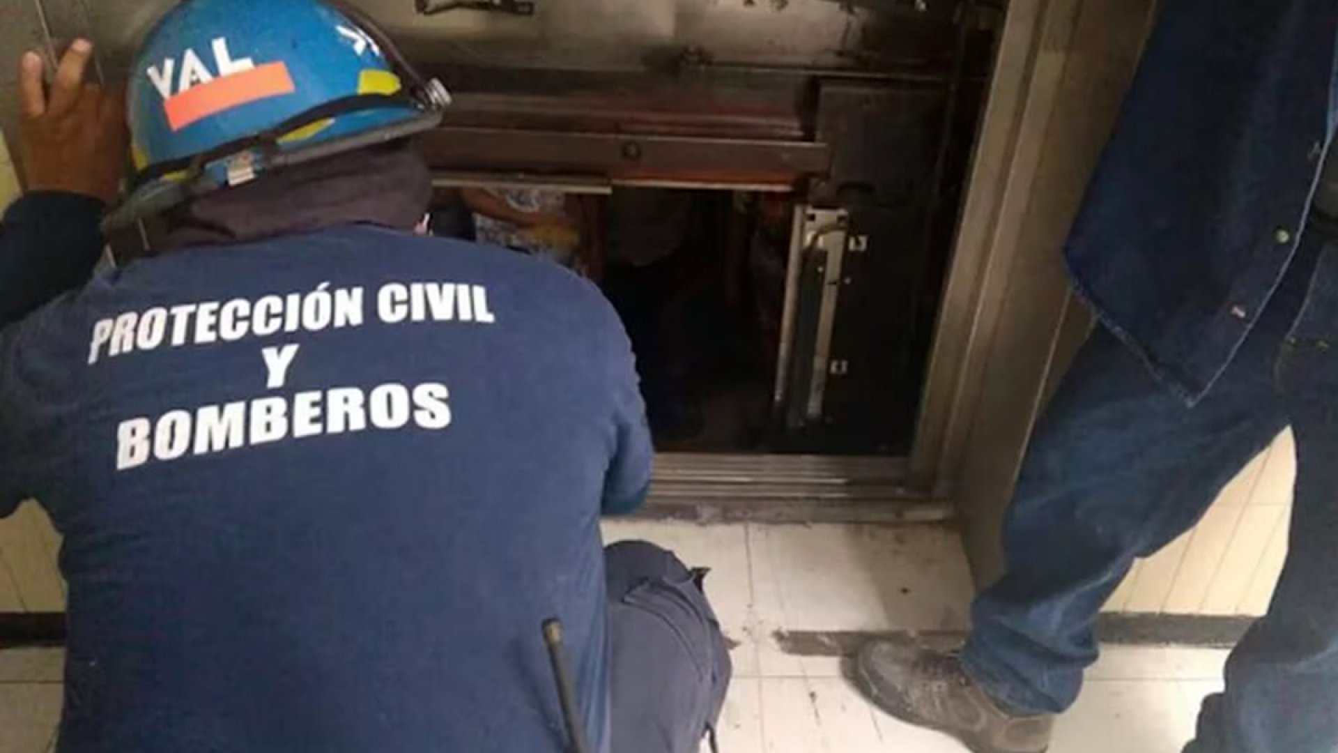 Adultos mayores quedan atrapados en elevador del ISSSTE en Veracruz