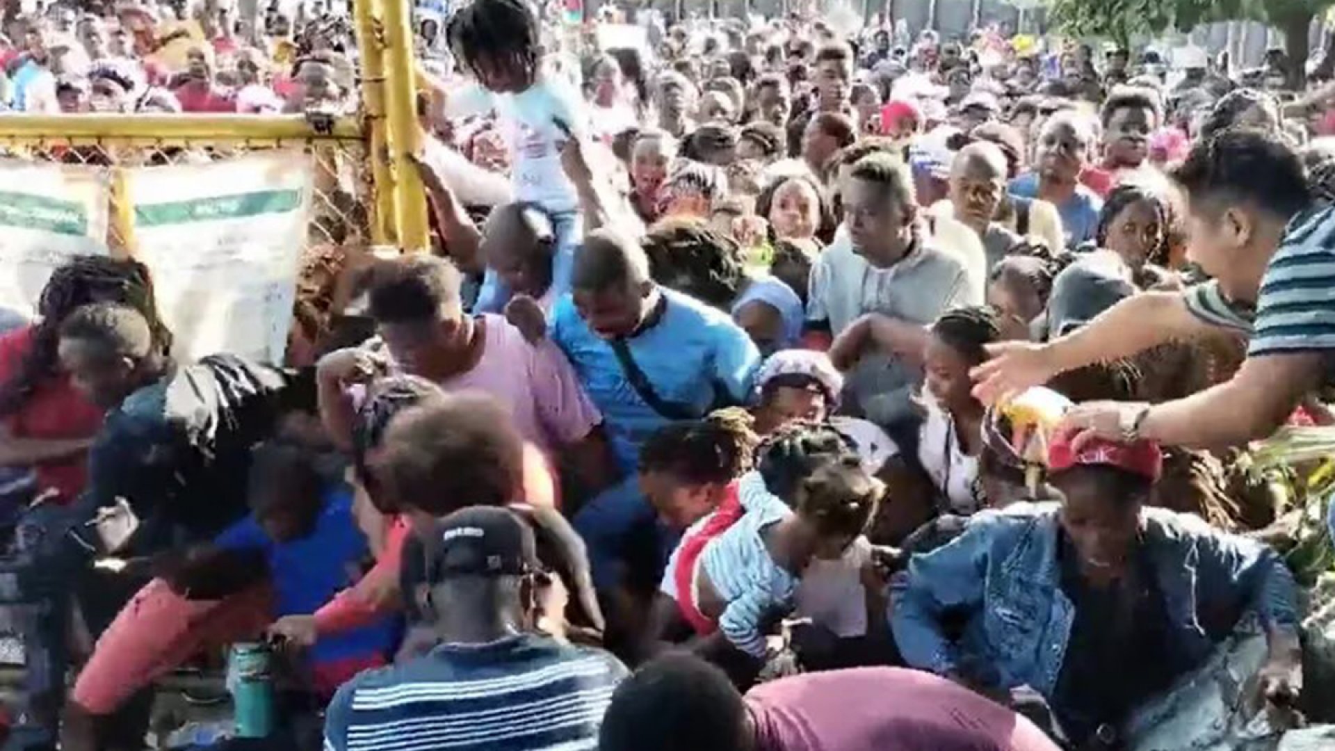 Irrumpe estampida de migrantes en oficinas de la Comar en Chiapas
