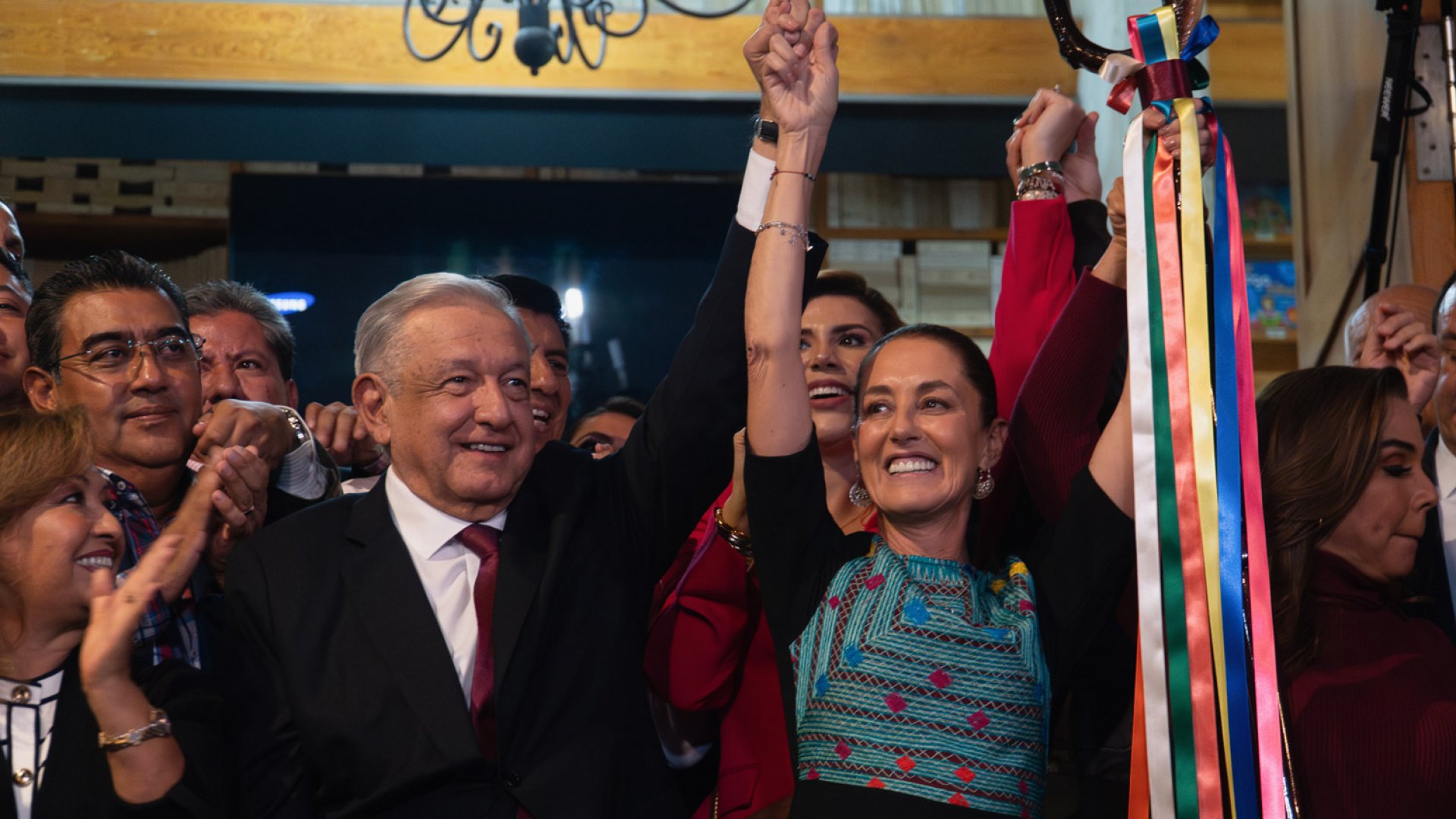 Acatará Presidente orden del INE sobre bastón de mando entregado a Sheinbaum