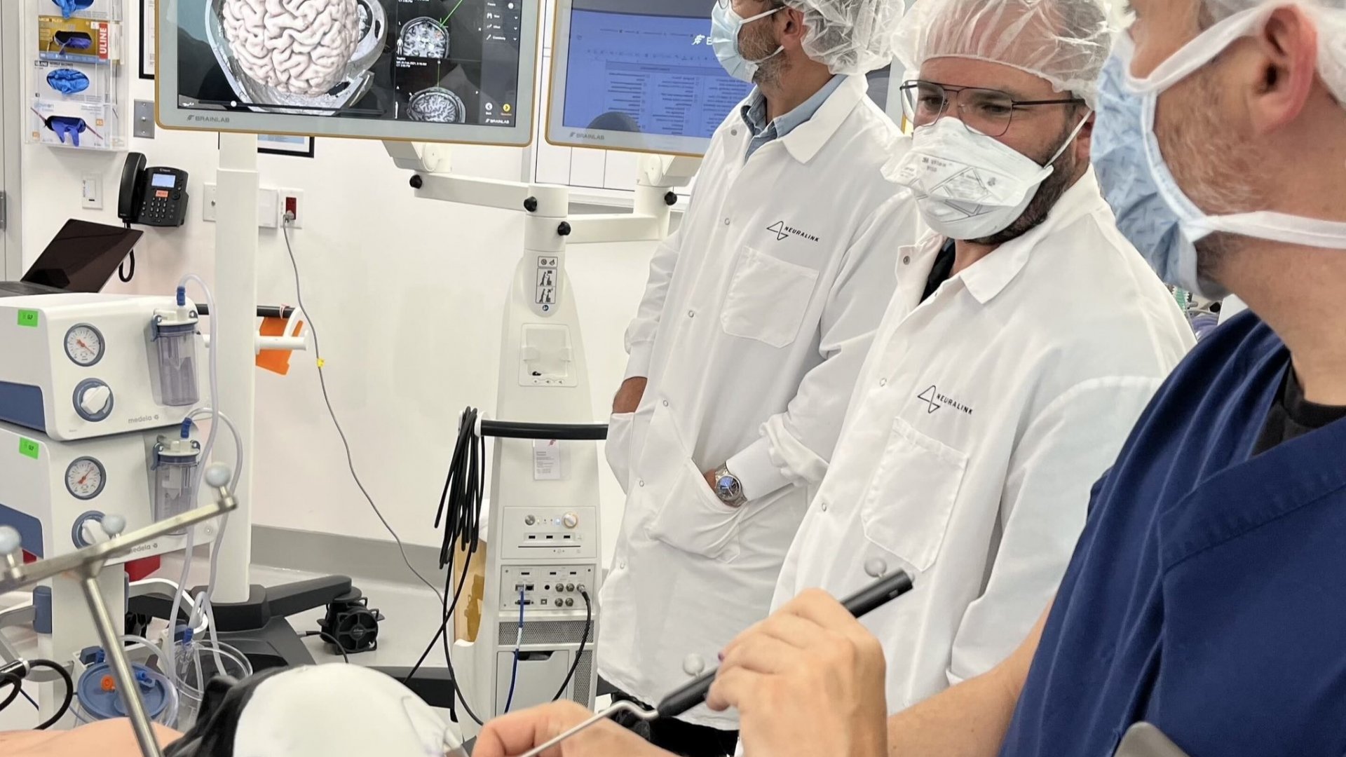 Recluta Neuralink, de Elon Musk, pacientes para probar implantes cerebrales