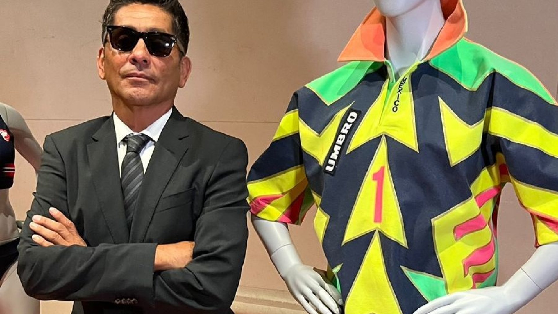 Jorge Campos recibe homenaje; exhiben su uniforme en París