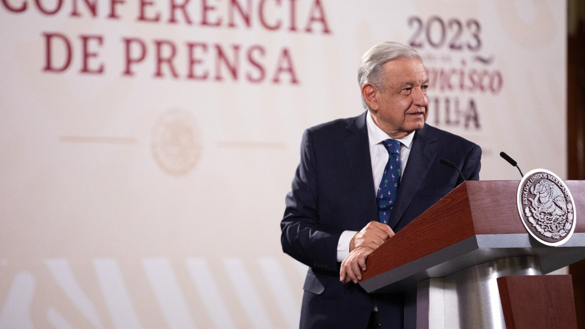 ‘Sedena se ha comportado a la altura en caso Ayotzinapa’; AMLO muestra cartas enviadas a Sandoval