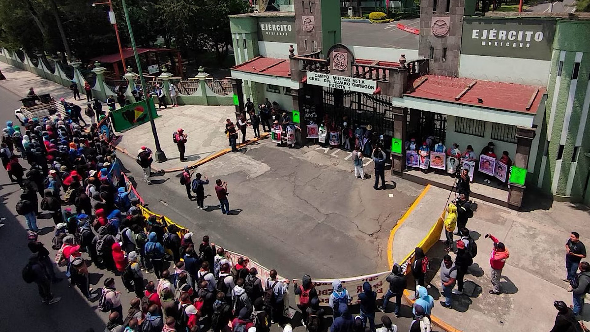 Madres y padres de Ayotzinapa instalan plantón afuera del Campo Militar 1