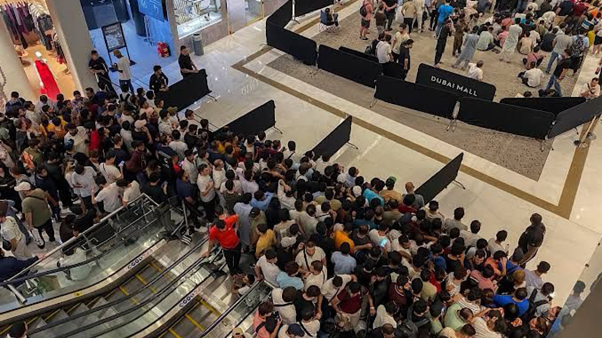 Reina el caos en centro comercial de Dubái por lanzamiento de nuevo iPhone