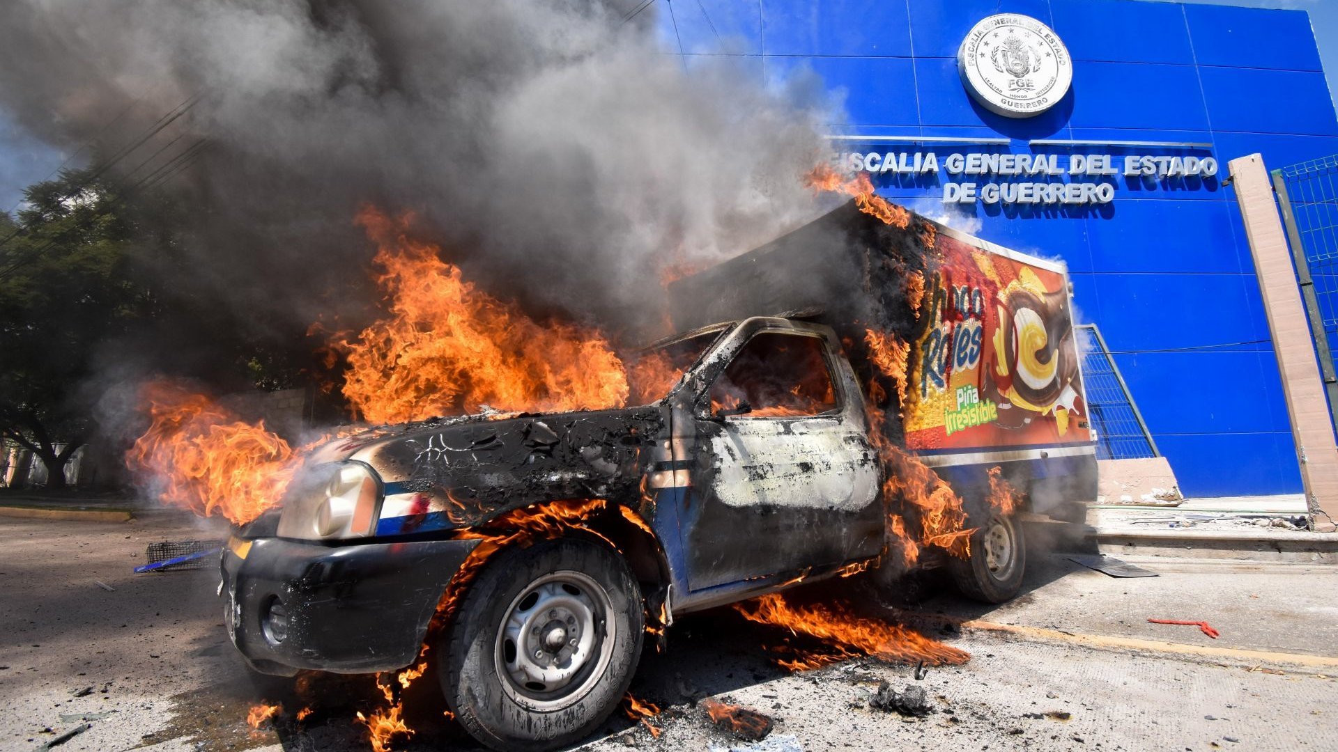 Normalistas de Ayotzinapa bloquean Autopista del Sol y queman vehículo por los 43
