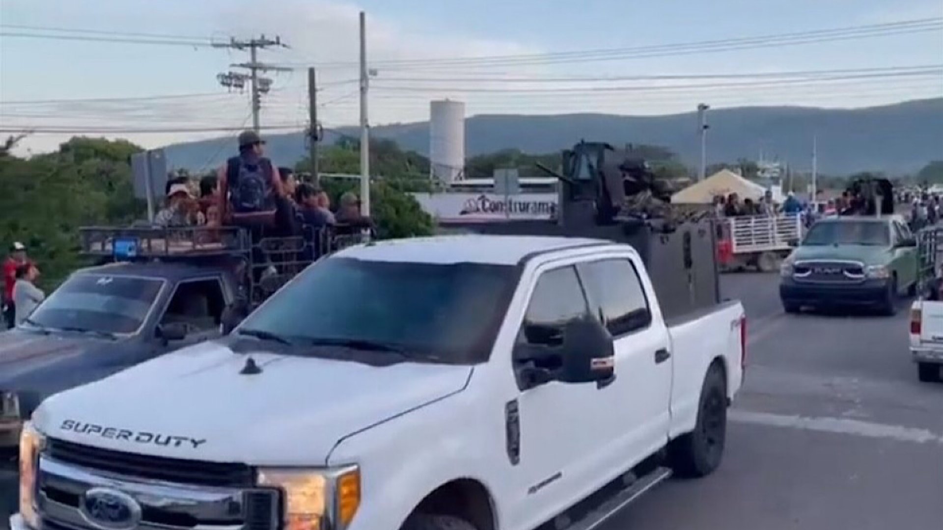 Entre aplausos, Cártel de Sinaloa desfila en Chiapas