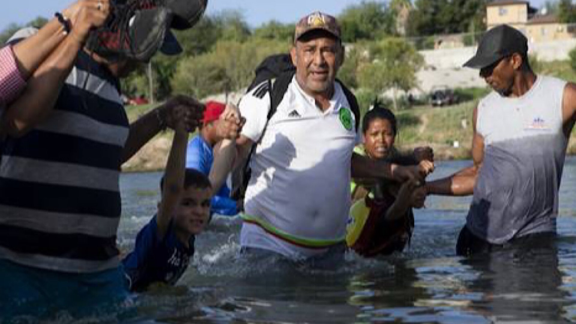 México acepta deportar inmigrantes para ‘despresurizar’ su frontera norte con Estados Unidos 