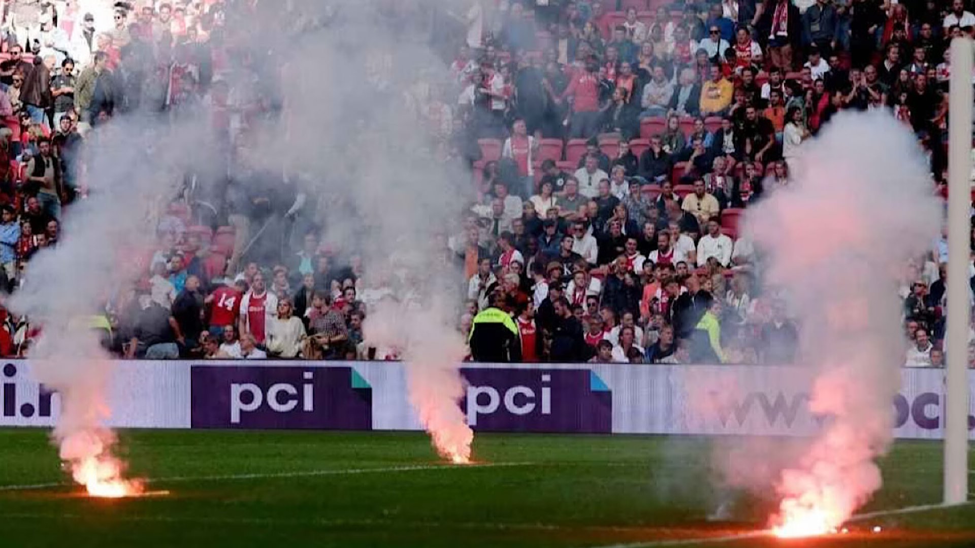 Ajax vs Feyenoord, suspendido por altercados y bengalas en el campo
