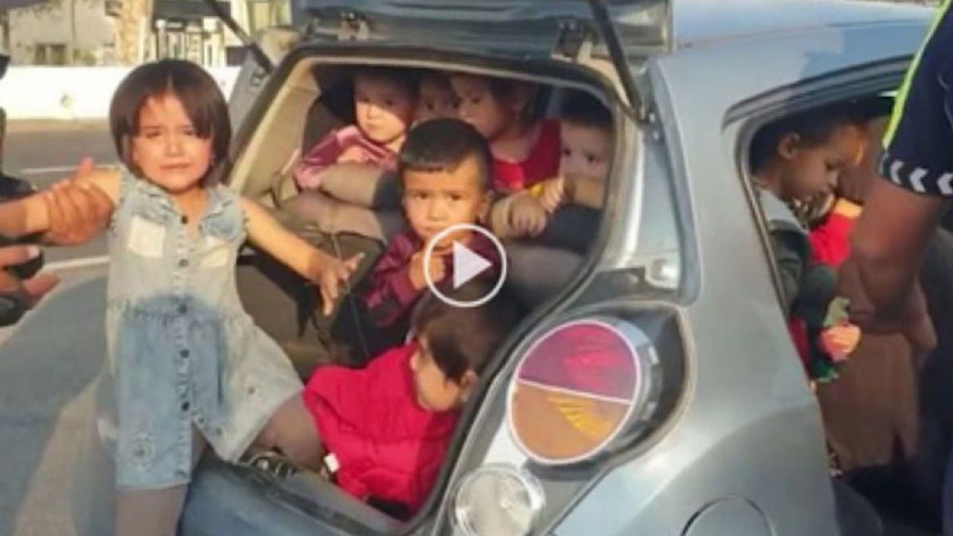 Detienen a un hombre por llevar ¡25 niños en un coche!