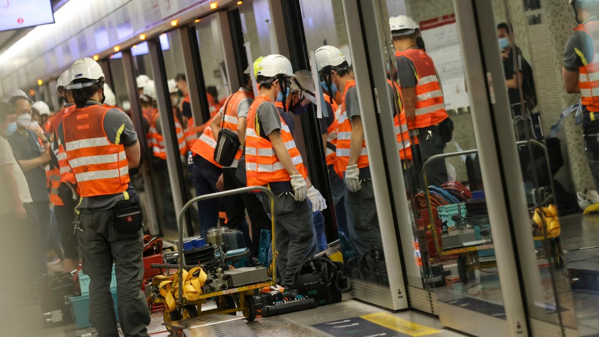 Mueren dos trabajadores en escape de gas en Hong Kong