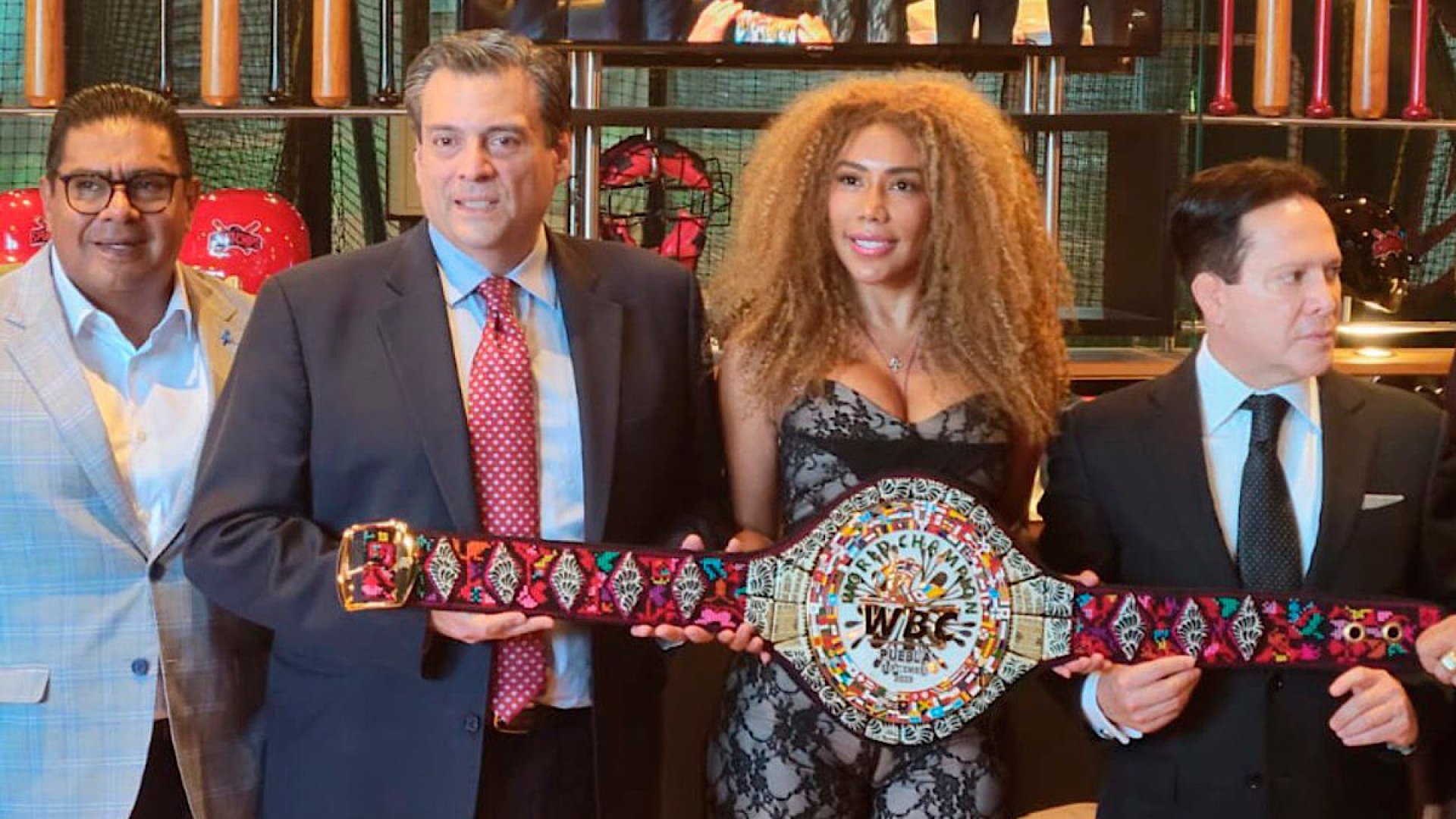 Presentaron cinturón que disputará Saúl ‘Canelo’ Álvarez ante Jermell Charlo 
