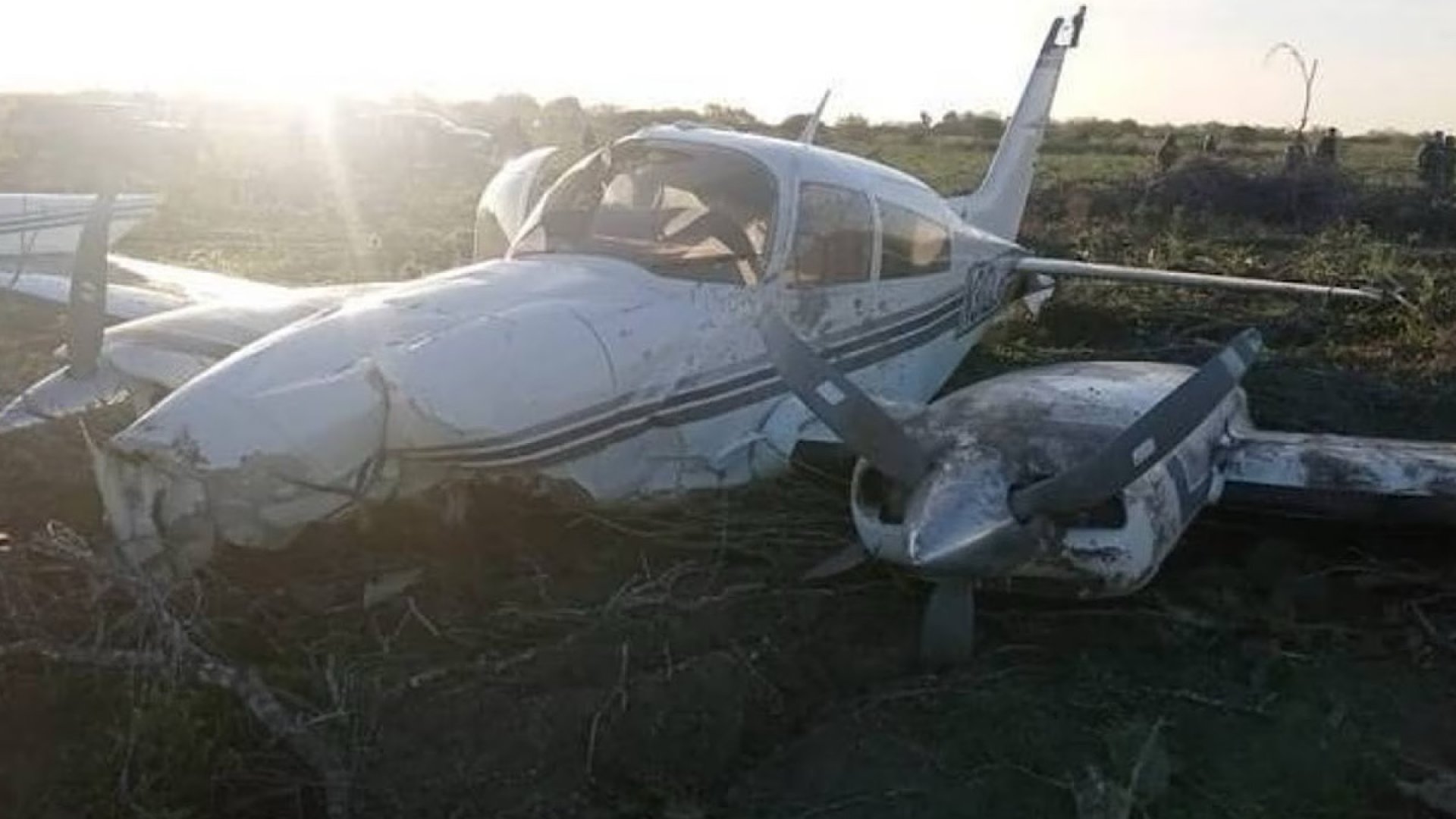 Chocan dos avionetas en pista de Durango; hay al menos 4 muertos