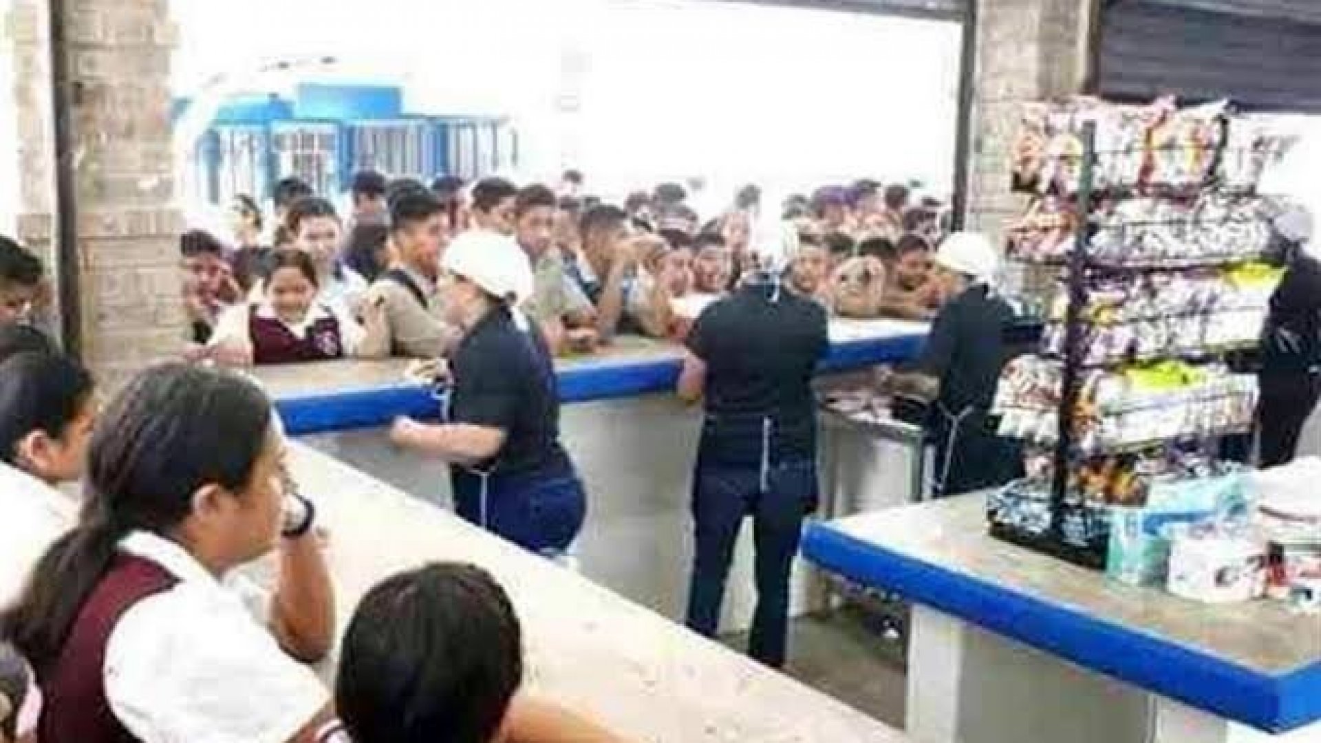 Pelean narcos control ¡de ‘tienditas’ escolares!