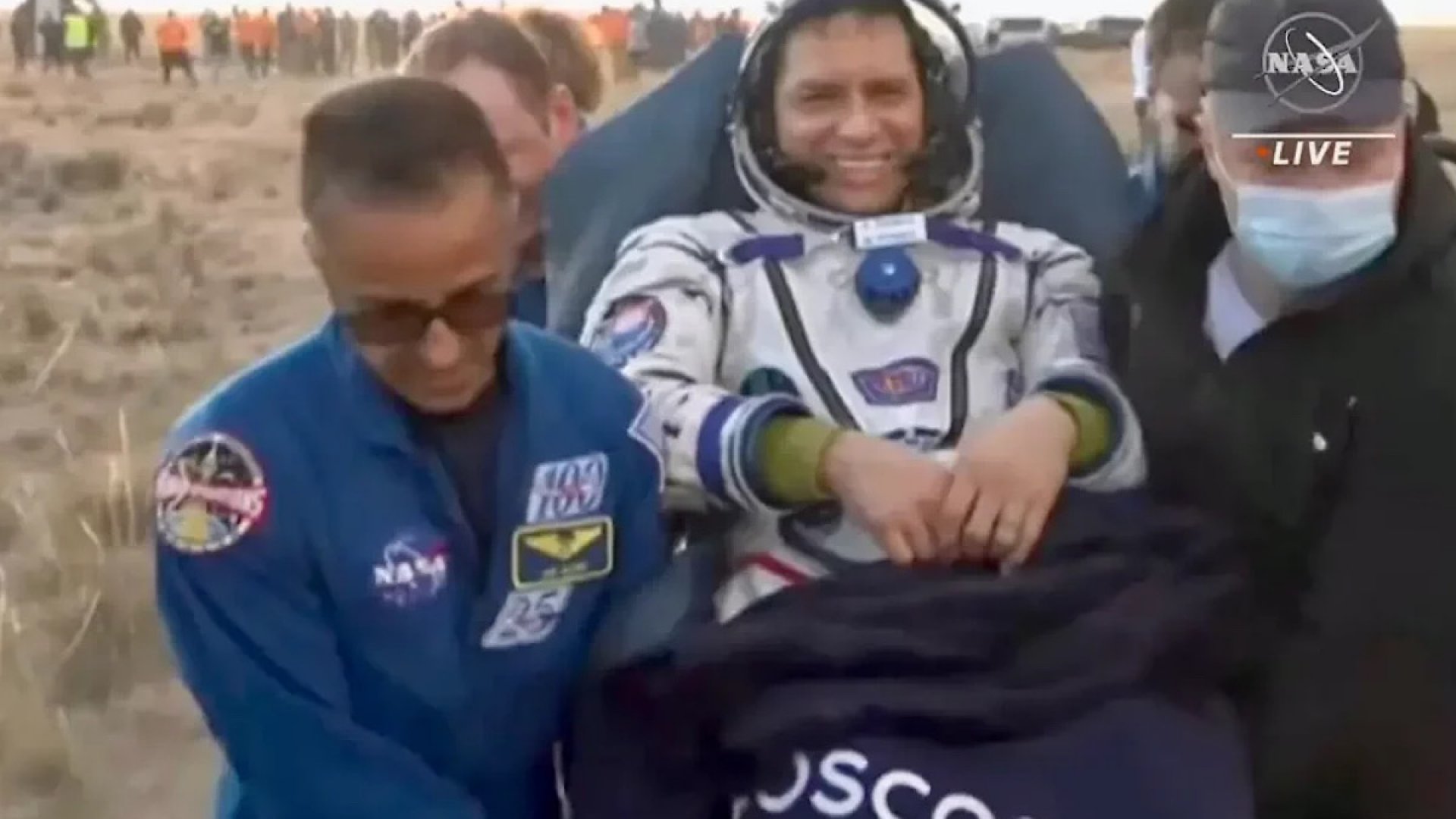 Regresan a la tierra tres astronautas atrapados por más de un año en el espacio 