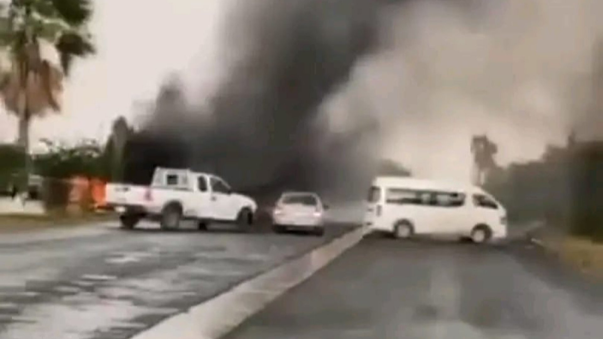 Queman camiones y bloquean carretera en Nuevo León