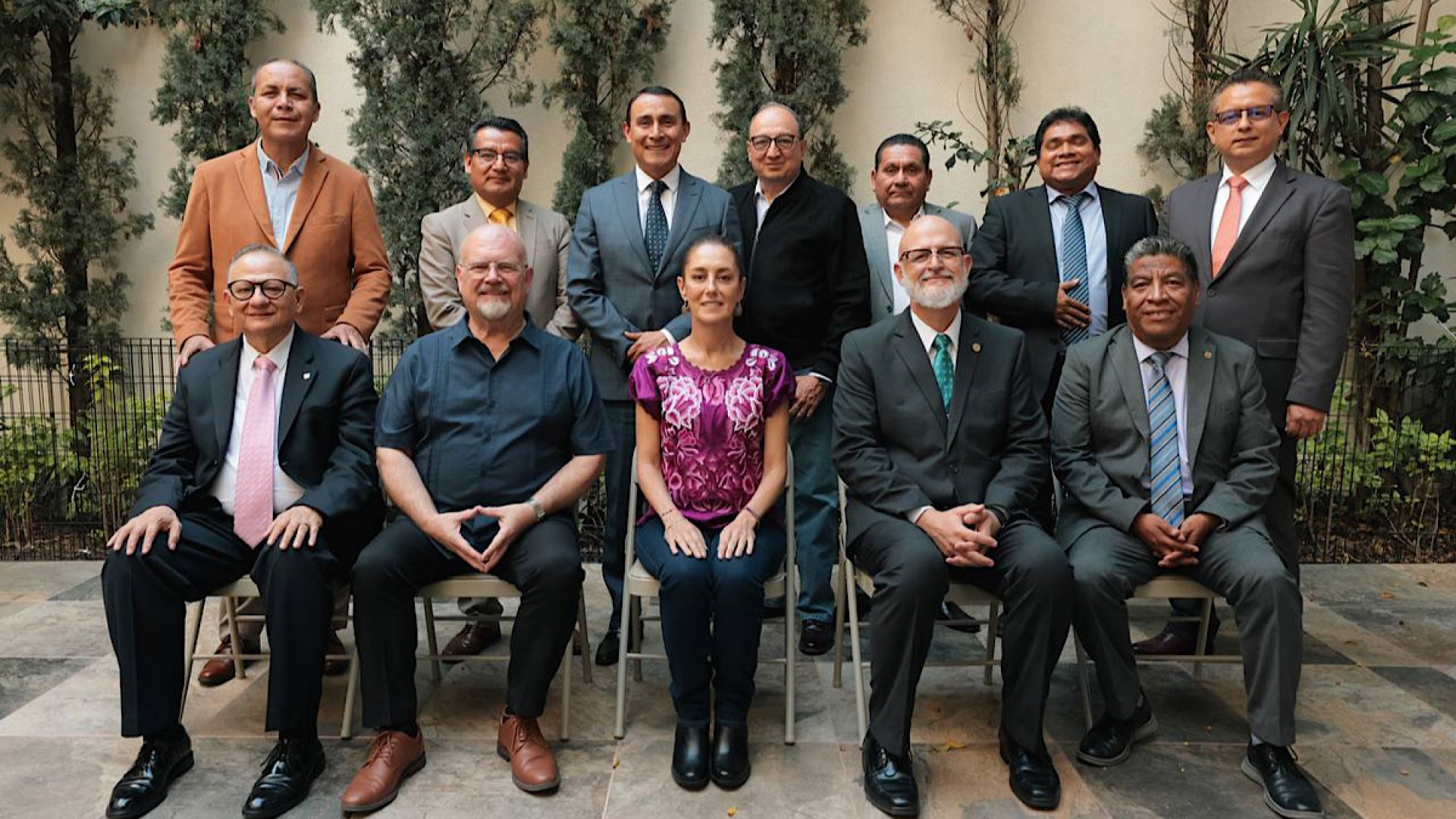 Claudia se reúne con líderes de la comunidad evangélica del país