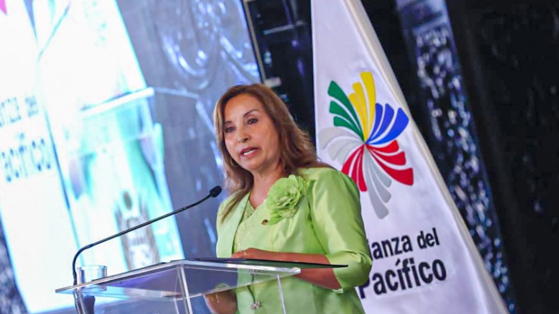 Abandona Dina Boluarte Fiscalía sin responder por muertes