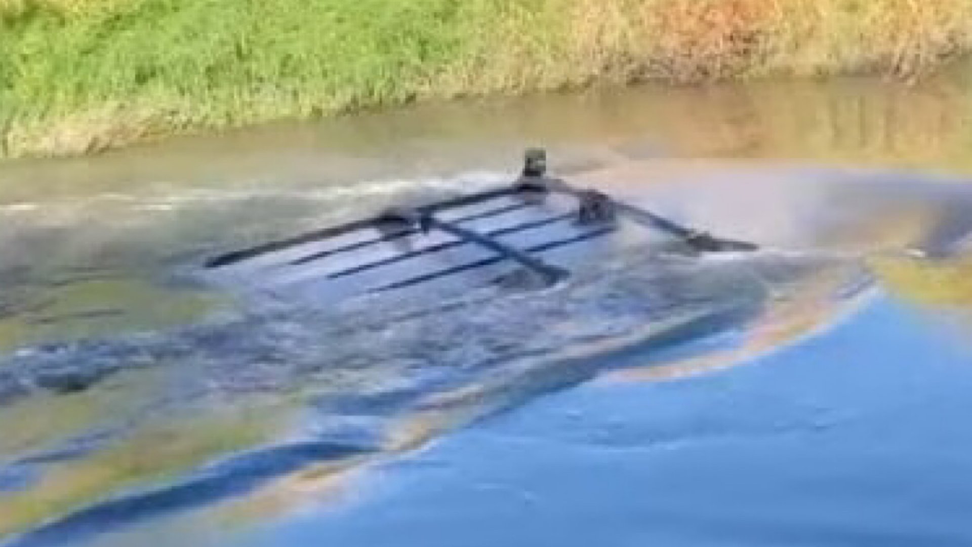 Se ahogan mujer embarazada y niño de 4 años al caer camioneta a canal de aguas negras