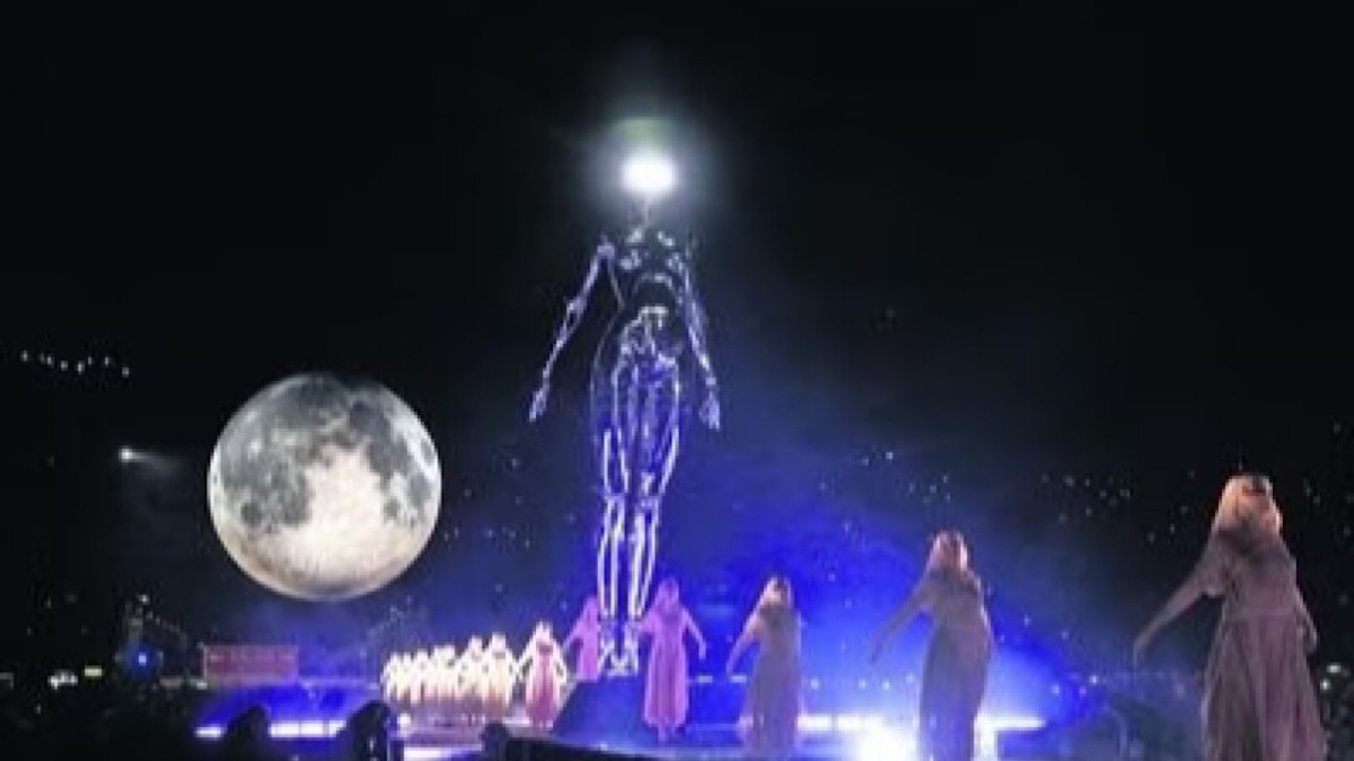 Lleva The Weeknd su universo alumbrado al Foro Sol