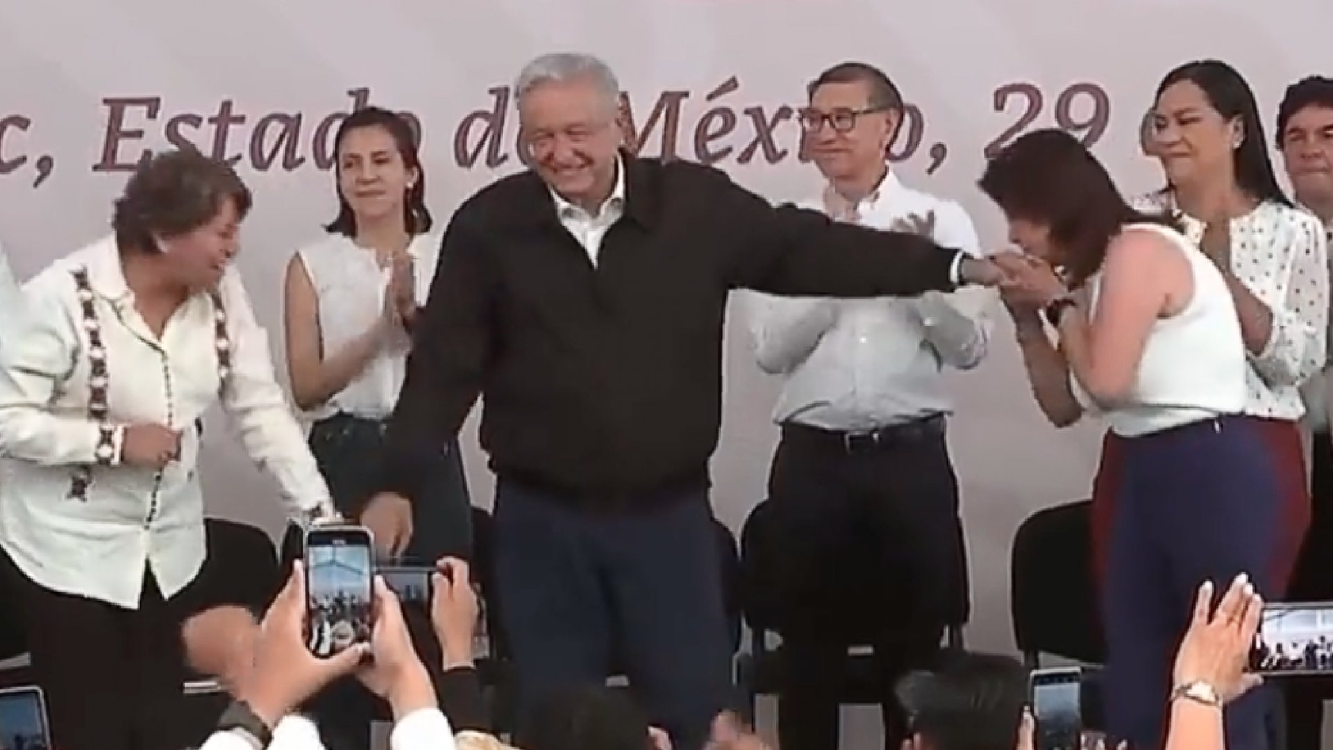 ‘Es una costumbre natural’: Alcaldesa de Tecámac besa mano de AMLO