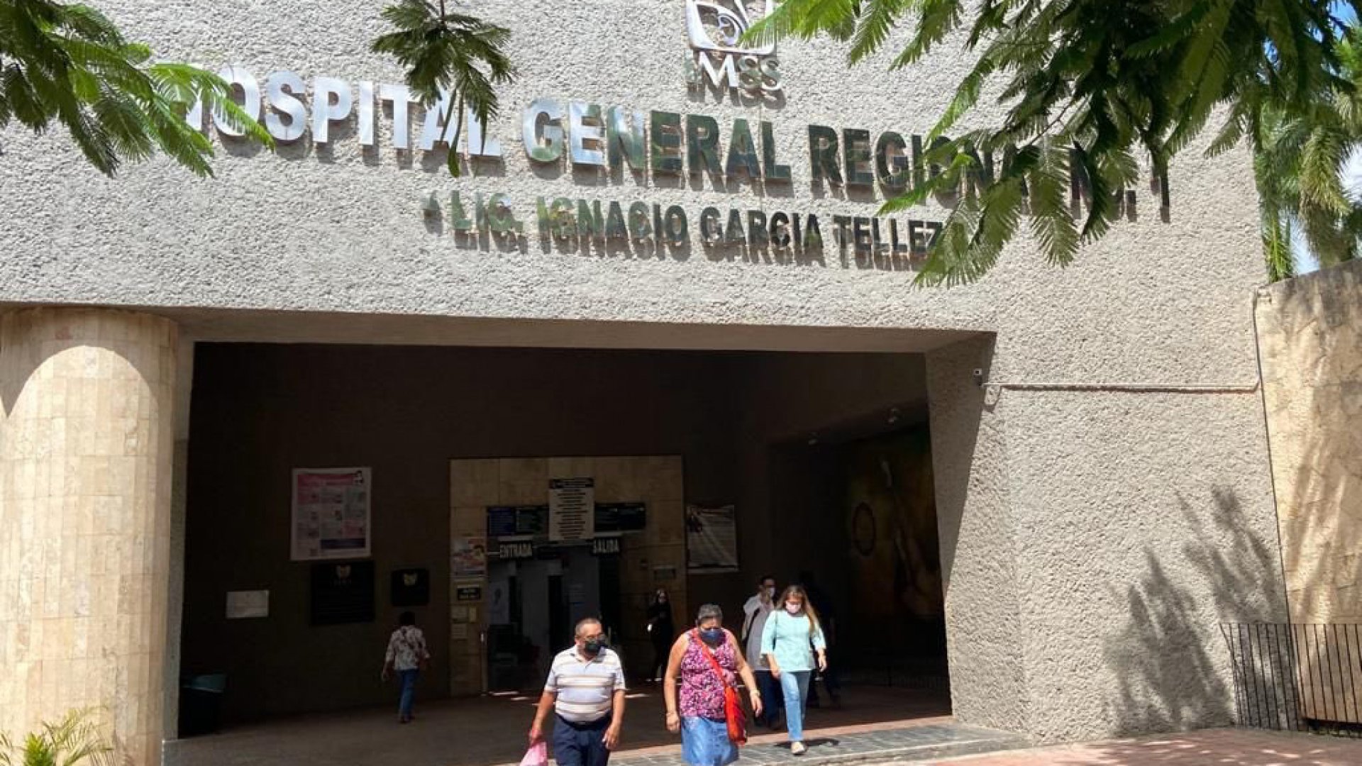 Pacientes duermen en pasillos de IMSS-Yucatán; exigen mejores servicios