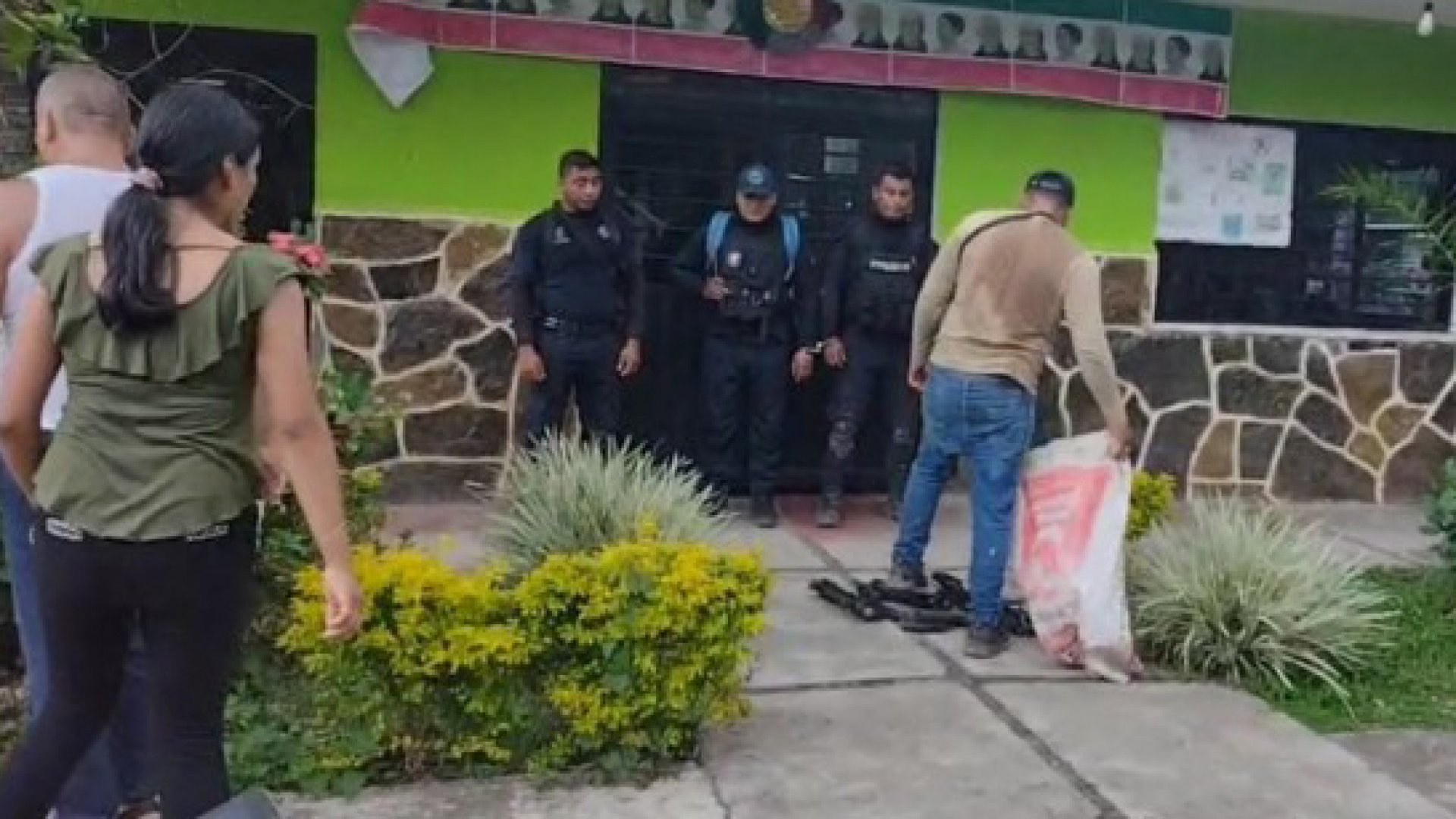 Retienen a tres policias por extorsión y abuso de autoridad en Veracruz