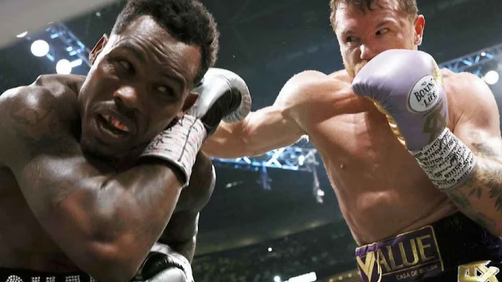 ‘Canelo’ vence a Charlo en decisión unánime