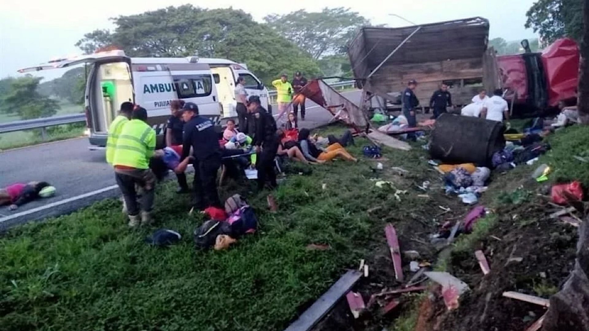 Deja 10 migrantes muertos volcadura en Chiapas