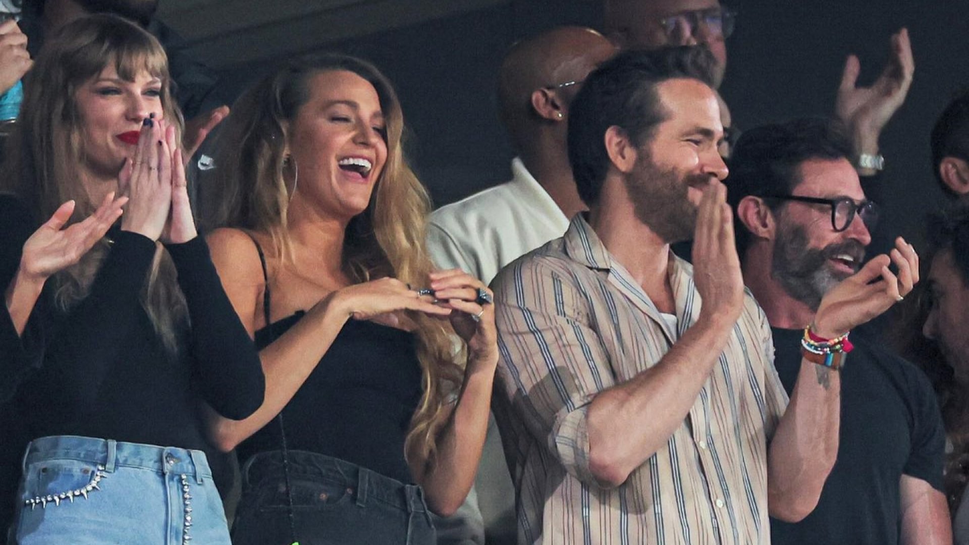 Asiste Taylor Swift a partido de la NFL con Ryan Reynolds y Hugh Jackman