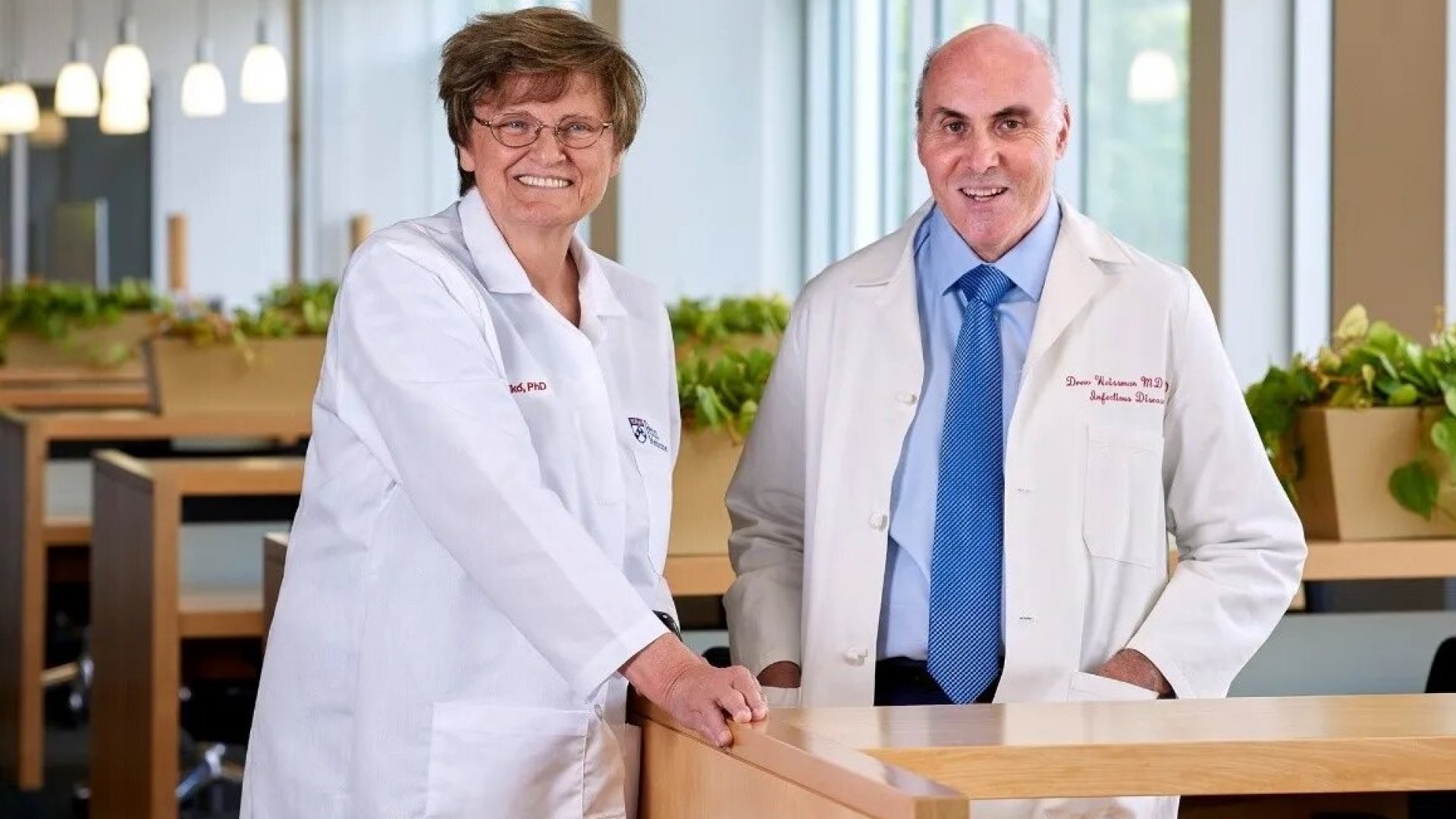 El Nobel de medicina es otorgado a los pioneros de la vacuna contra la covid