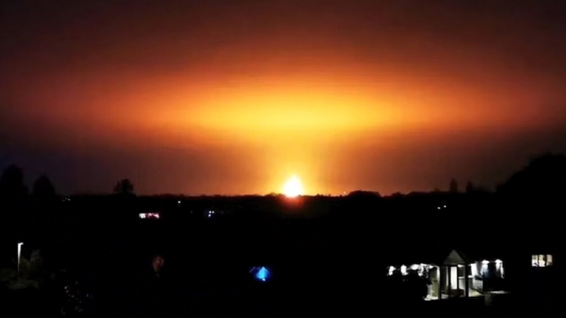 Explosión masiva en Oxford tras impacto de un rayo contra un tanque