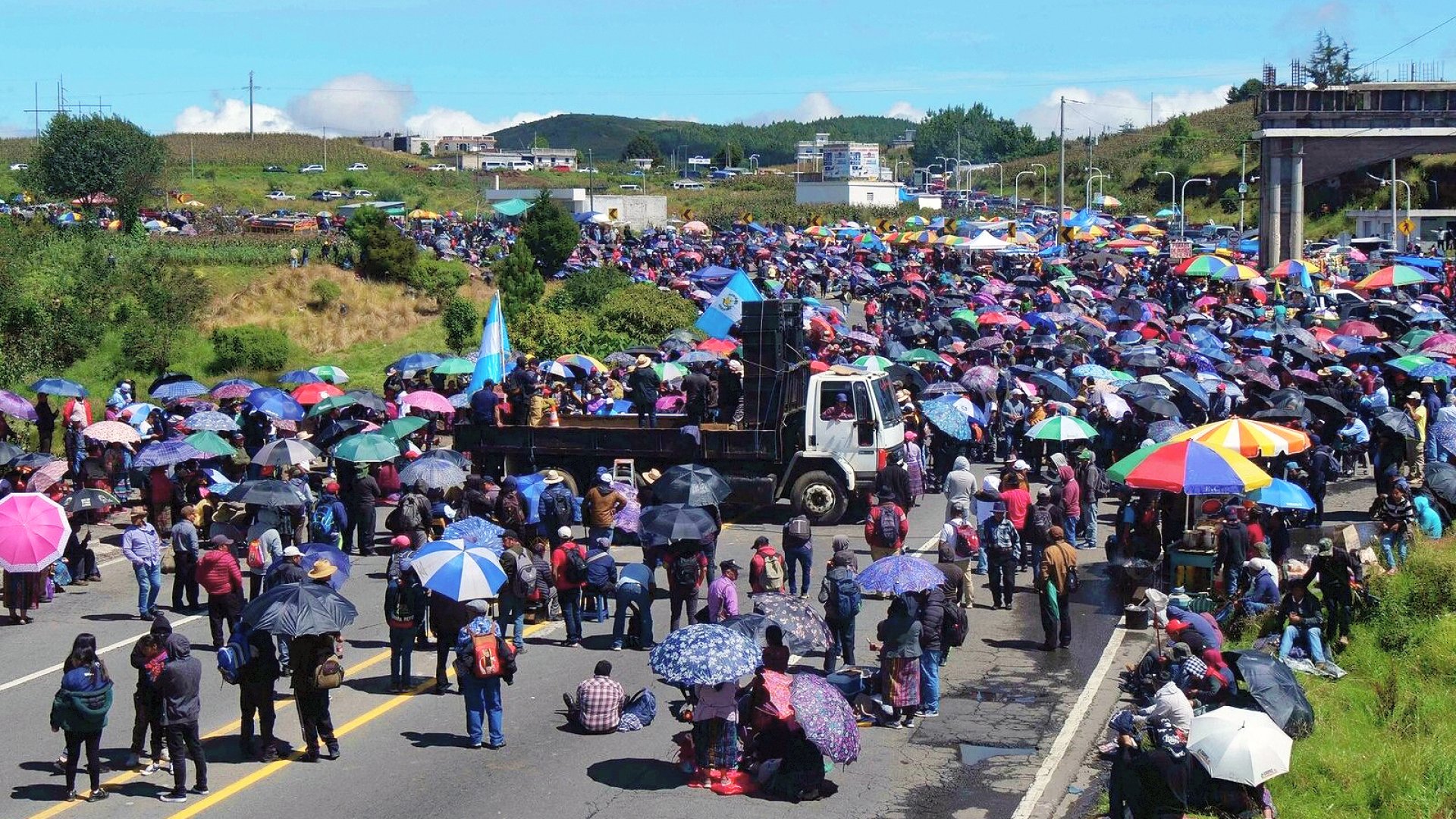 Bloquean miles de personas carreteras en Guatemala