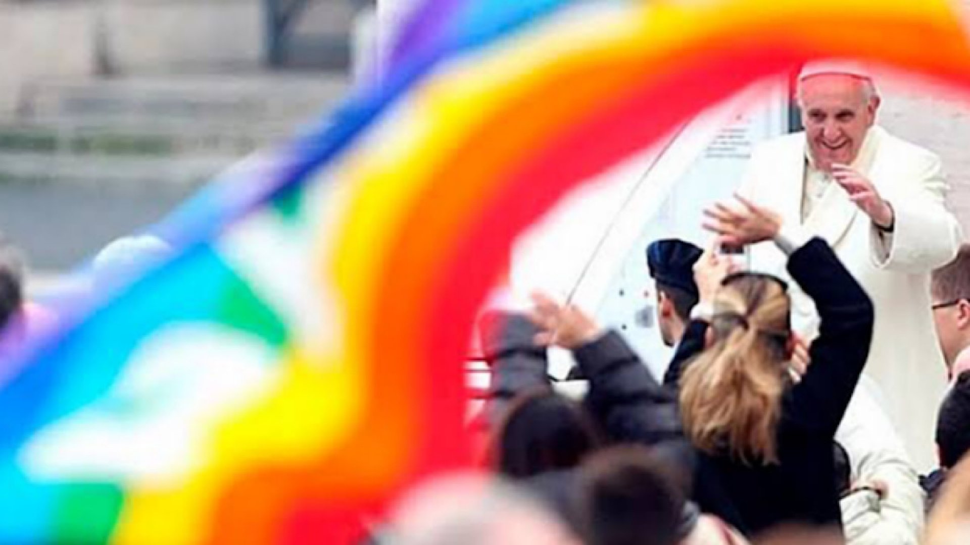¡Iglesia cede! El papa Francisco abre posibilidad de bendecir a parejas homosexuales