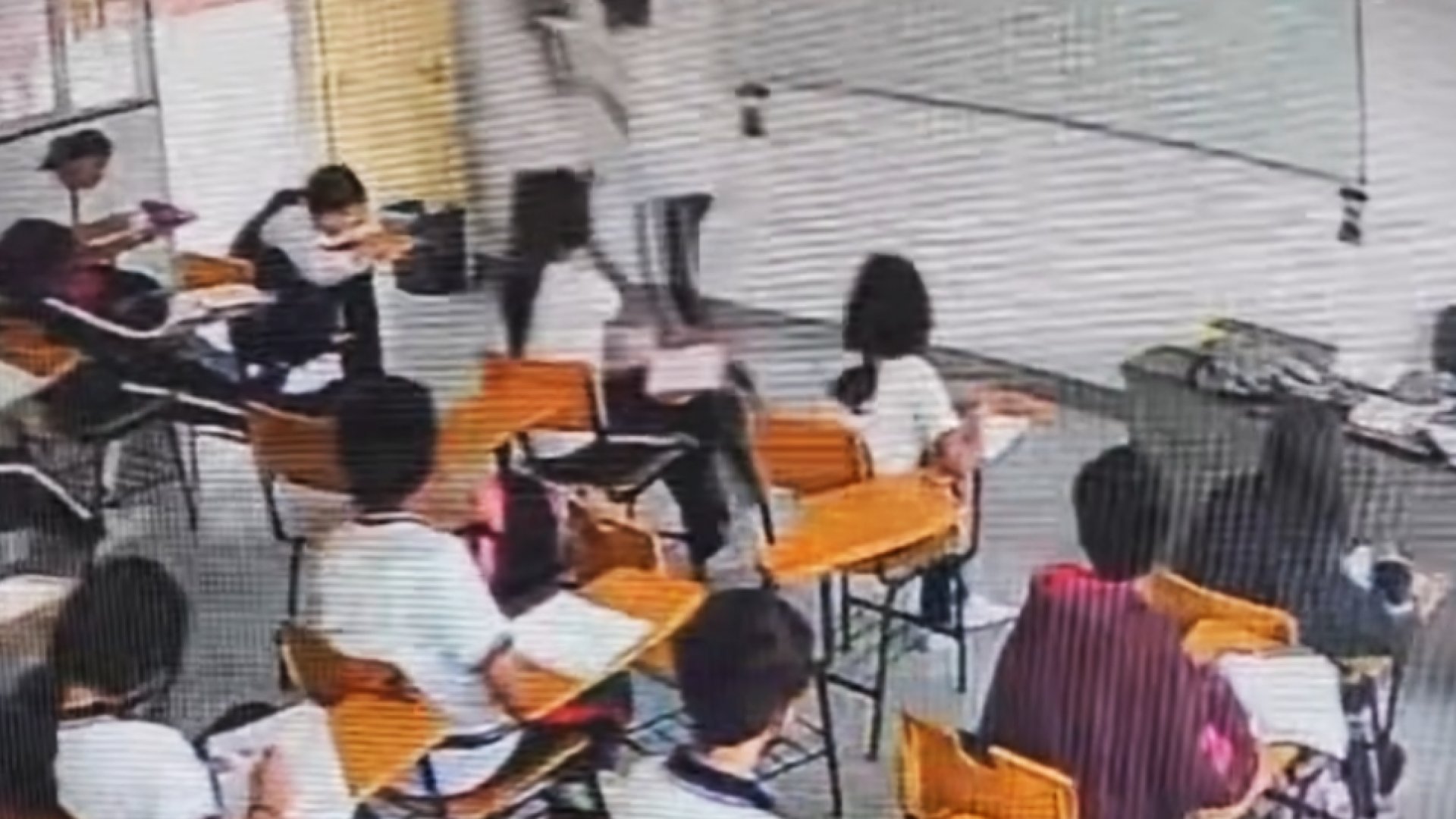 Ataca alumno a maestra con arma blanca en Coahuila