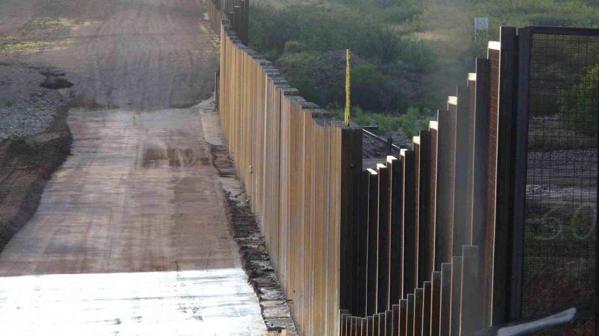 AMLO se pronuncia sobre autorización de Biden para reforzar muro fronterizo con México