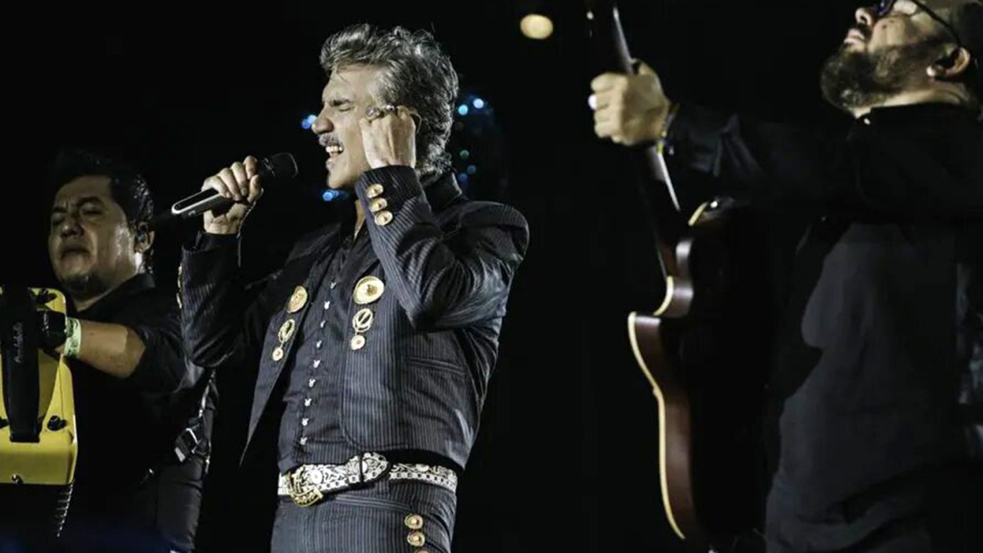 ¡Hasta se durmió! Alejandro Fernández da concierto en estado inconveniente