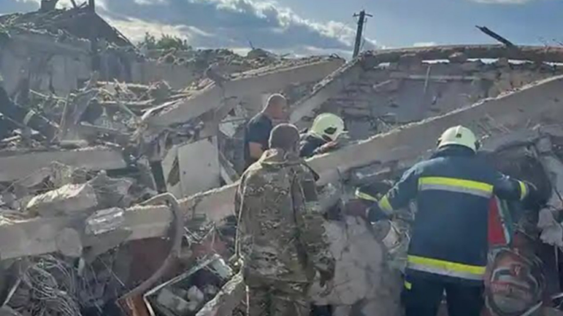 Más de 50 muertos tras bombardeo ruso a un pueblo en Ucrania