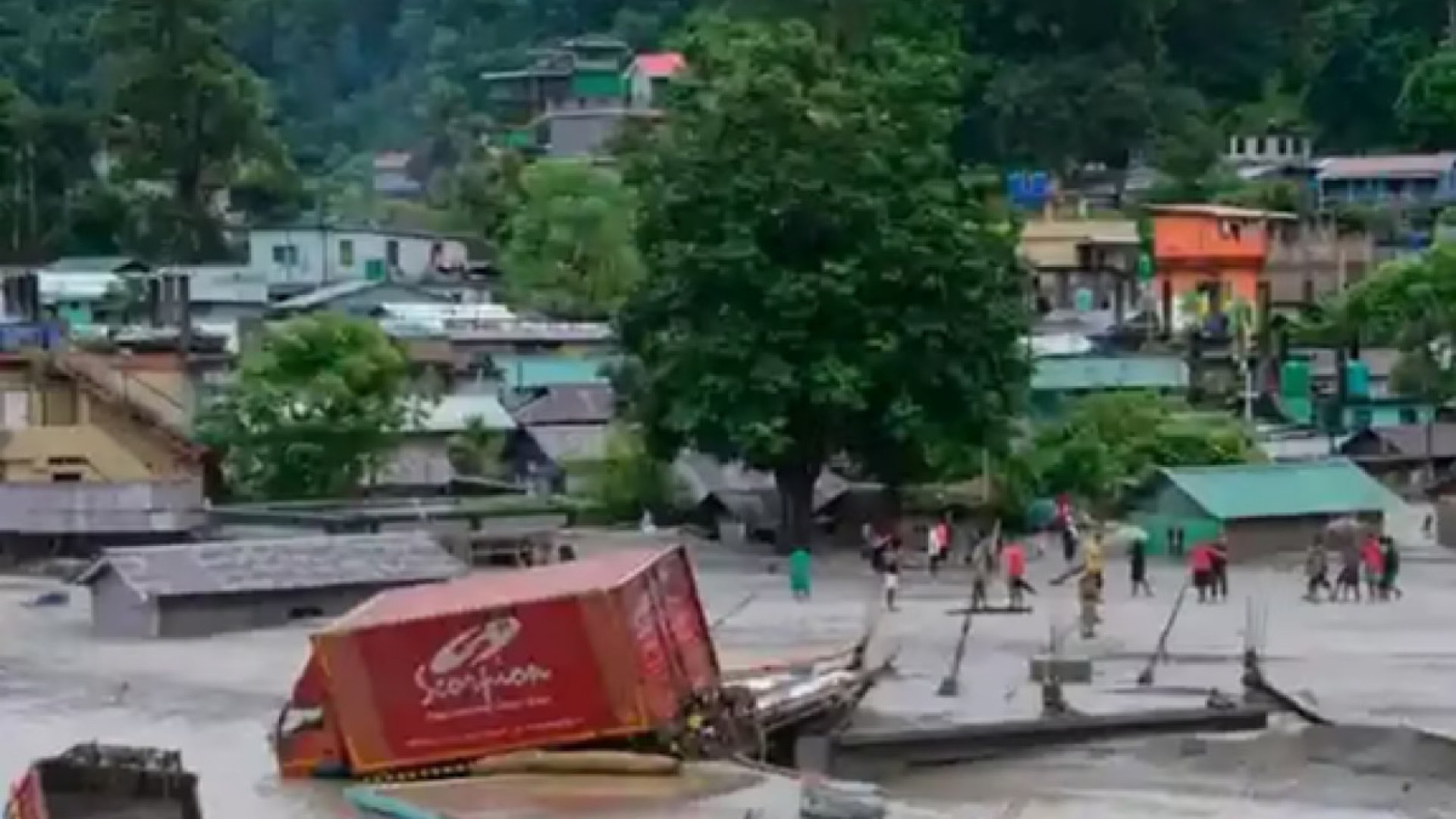 Al menos 14 muertos y 120 desaparecidos en inundaciones en la India