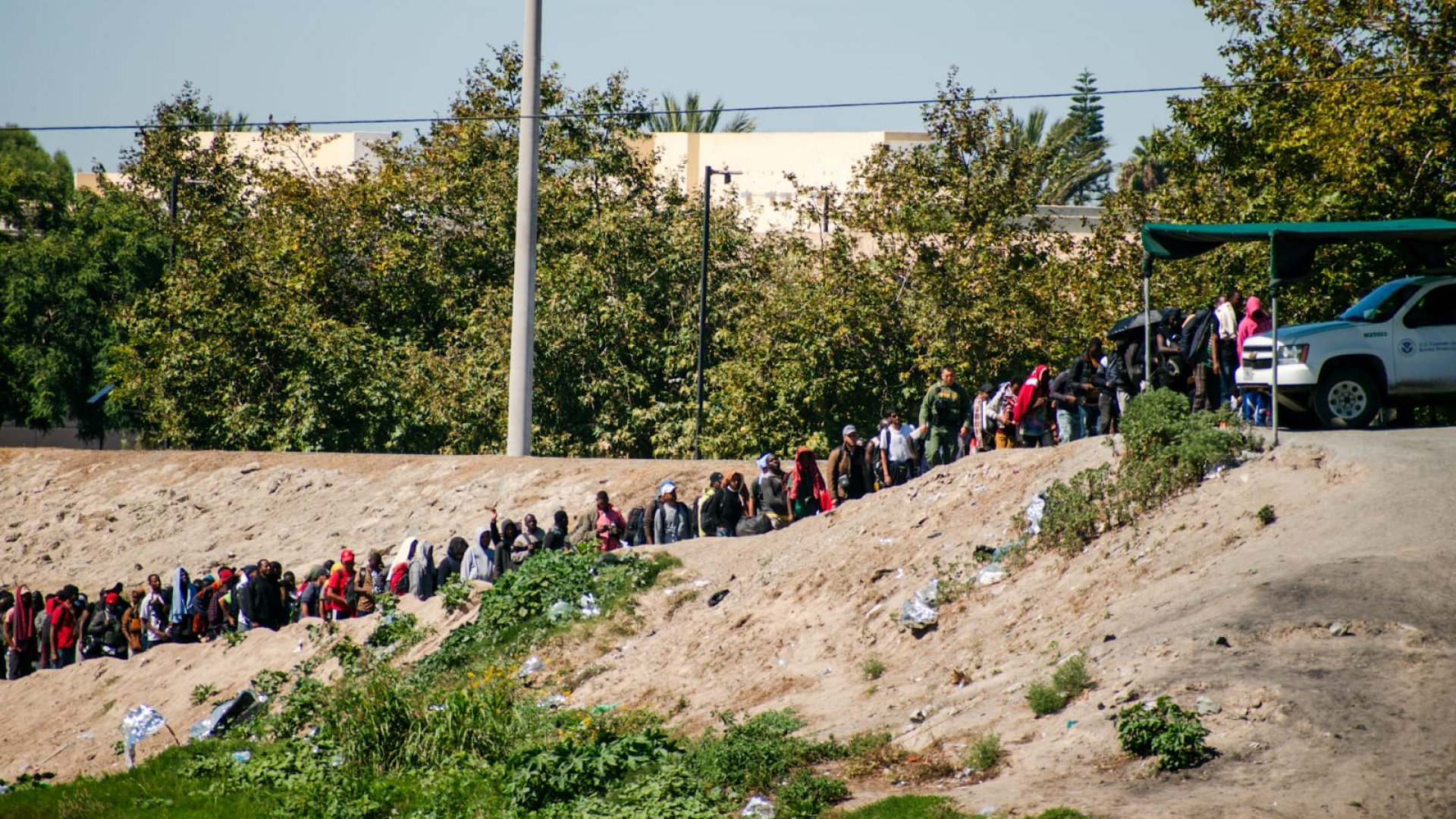 Cruza ola de migrantes africanos de Tijuana a EU