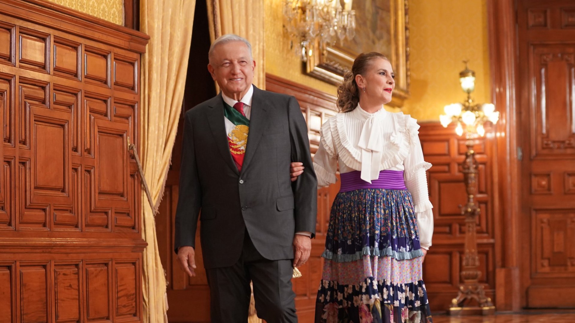 AMLO y Beatriz Gutiérrez Müller donan 250 pesos al canal de Carlos Alazraki