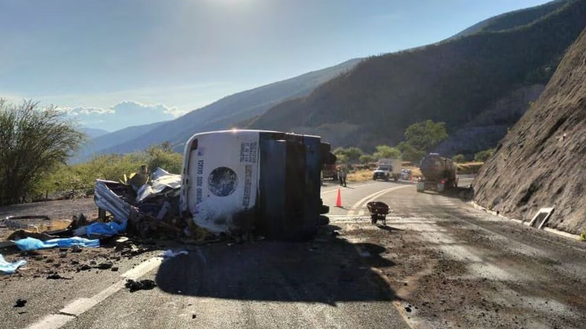 Mueren 18 migrantes y otros 27 resultan heridos al volcar autobús en Oaxaca