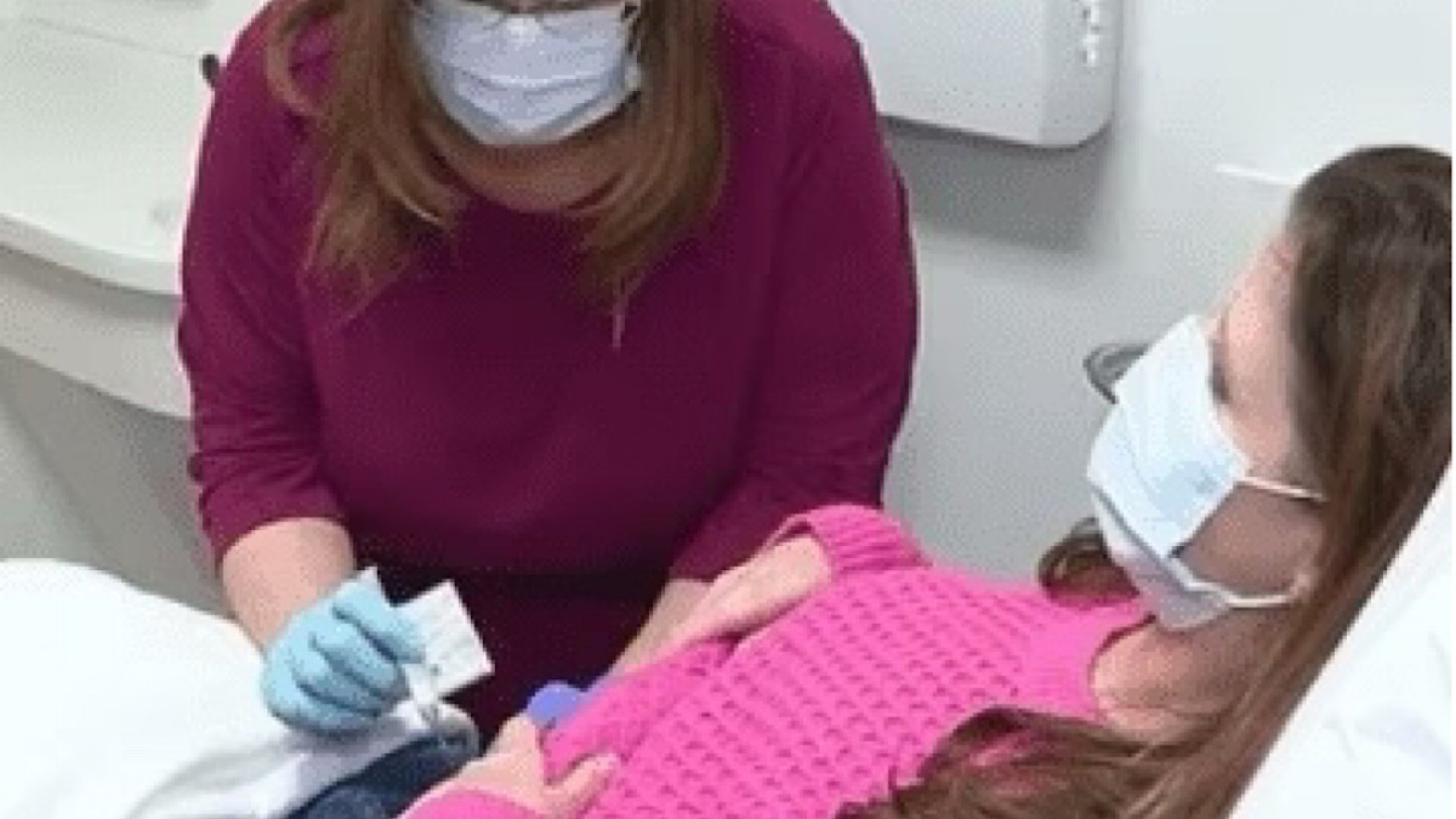 Jennifer Davis es la primera mujer en vacunarse contra cáncer de mama