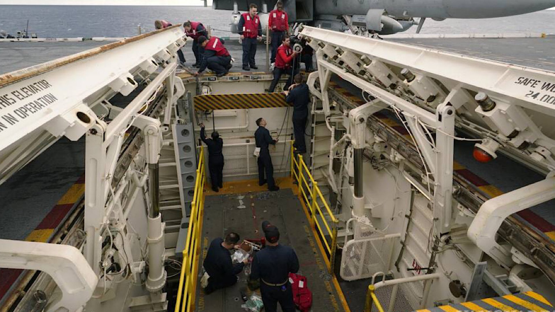 EU envía uno de sus portaaviones más avanzado y destructores 