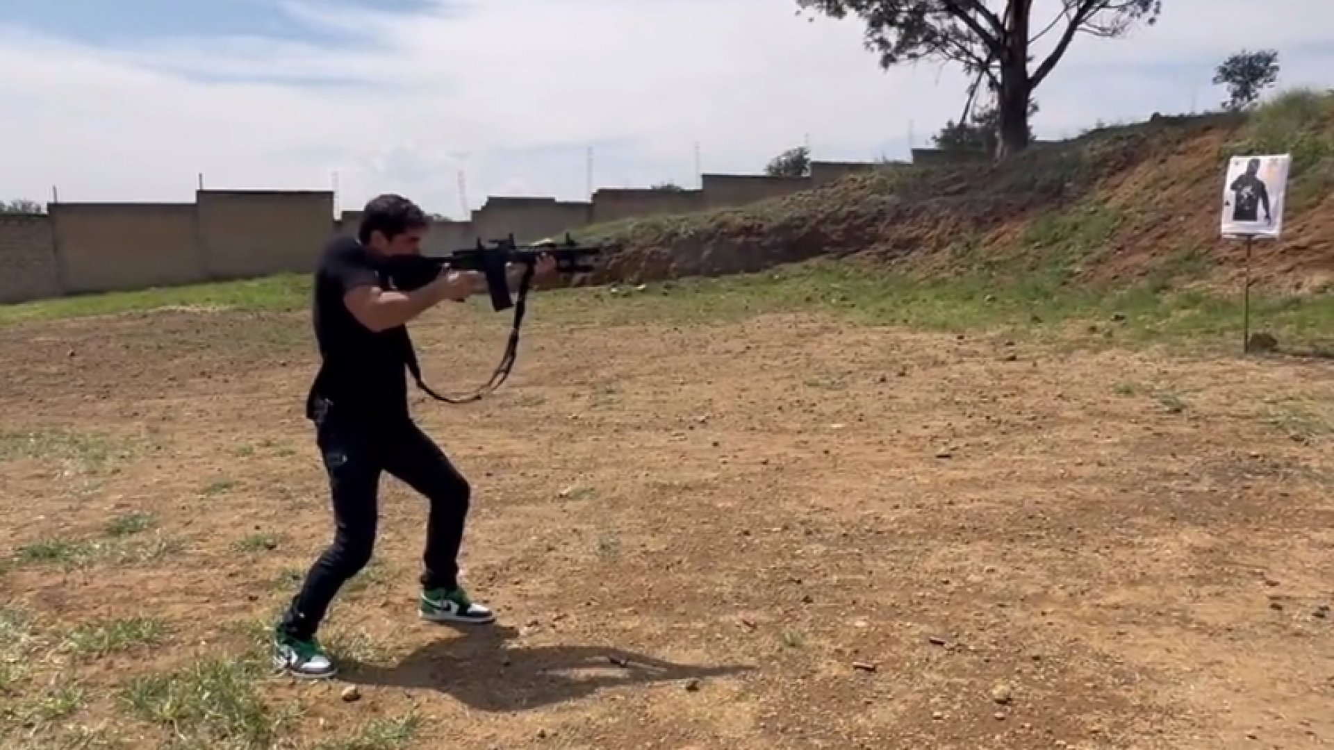 Video: Eduardo Verástegui amenaza con arma larga a ‘terroristas de la ideología de género’